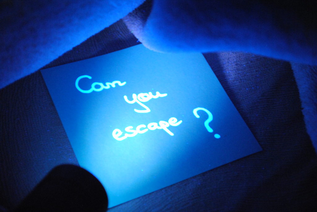 Can you escape? Scris cu cerneală invizibilă, văzut cu lanternă UV