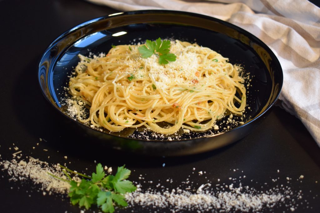 Spaghetti cu usturoi și ulei de măsline