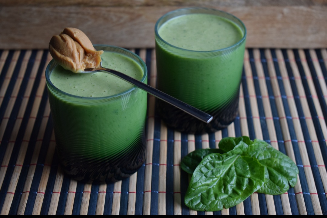 Plan DETOX pentru 1 zi – Smoothie verde cu unt de arahide