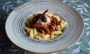 Fusilli cu sos de roșii și legume călite