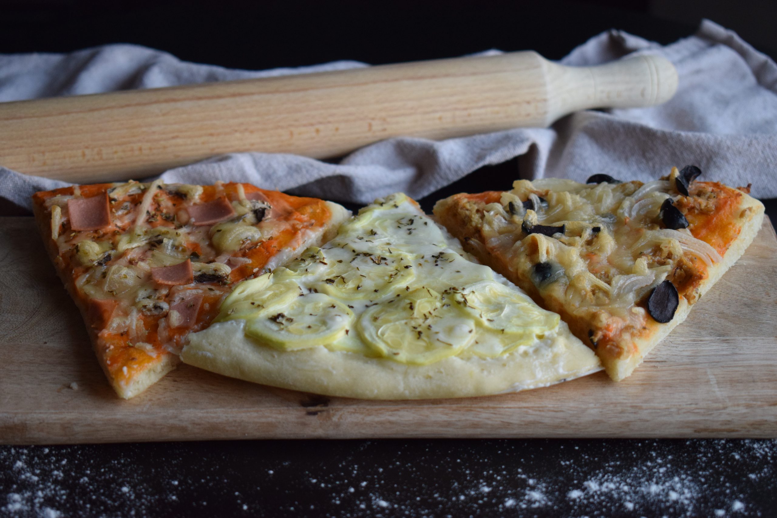 Pizza cu șuncă din mazăre, pizza cu dovlecei, pizza cu ton din soia și ceapă