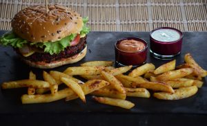 Burger cu patty din sfeclă roșie