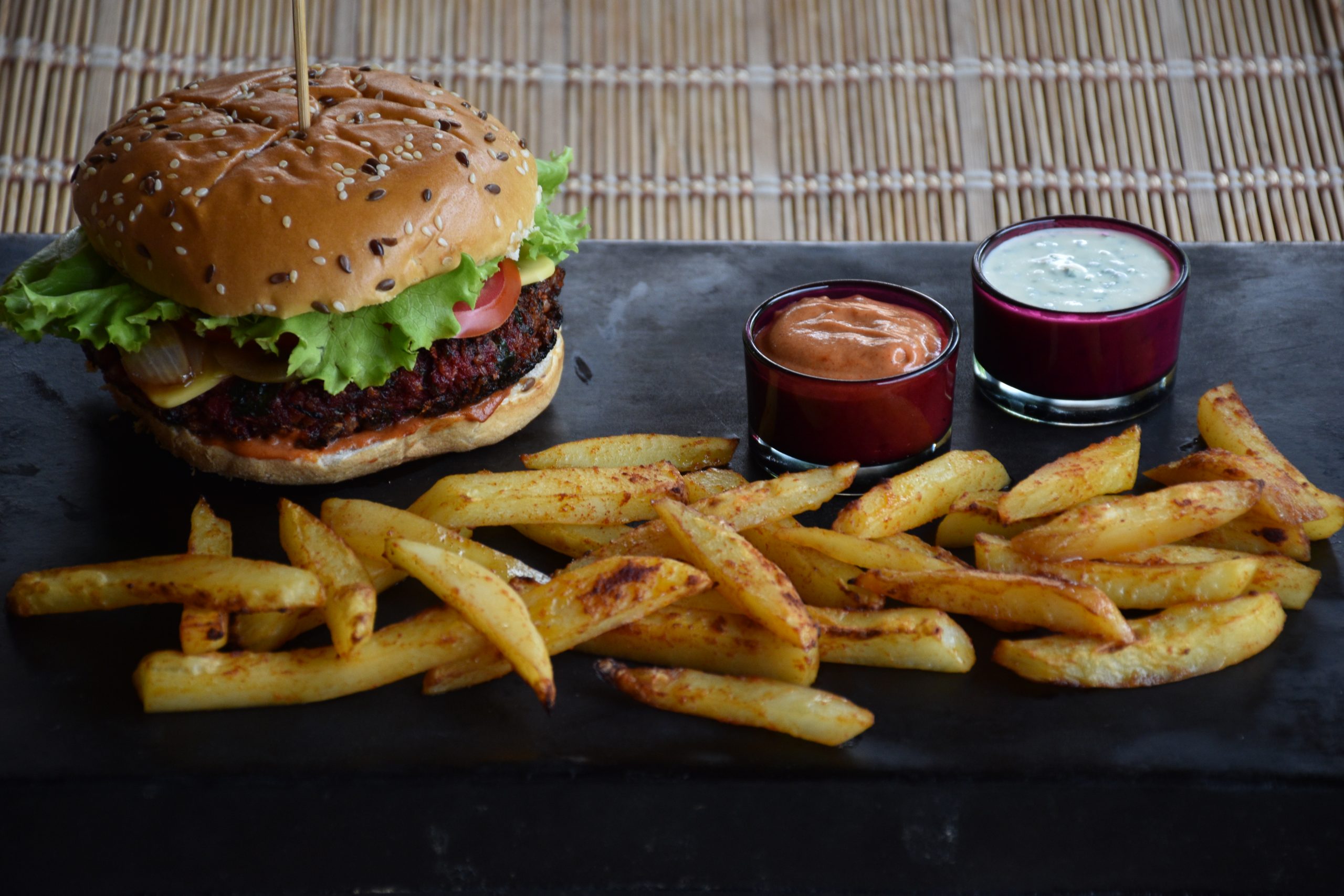 Burger cu patty din sfeclă roșie