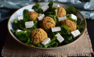 Salată cu falafel și valeriană