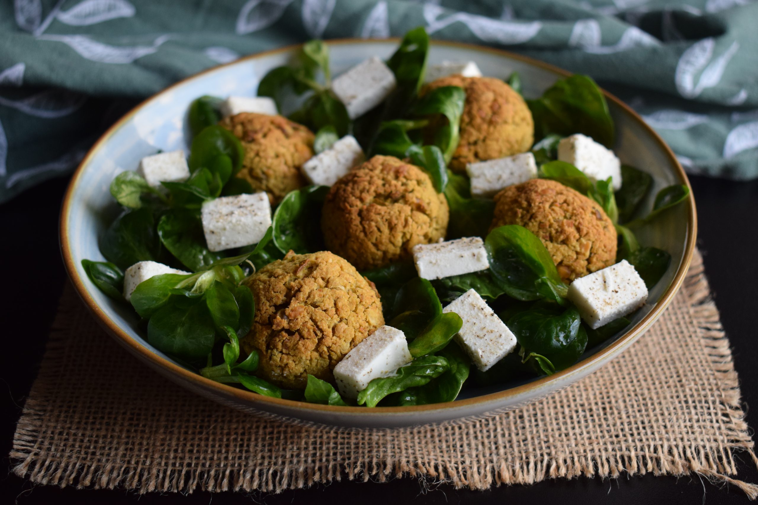 Salată cu falafel și valeriană