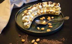 Banana split cu unt de arahide