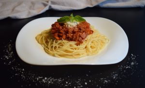 Spaghetti bolognese cu chicharrones din soia