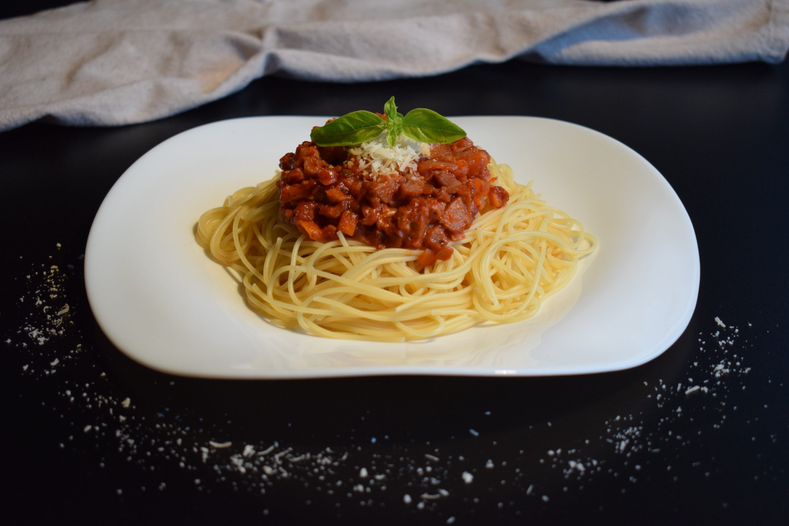Spaghetti bolognese cu chicharrones din soia