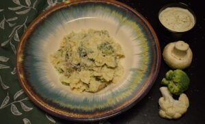 Farfalle cu broccoli, ciuperci și sos din conopidă