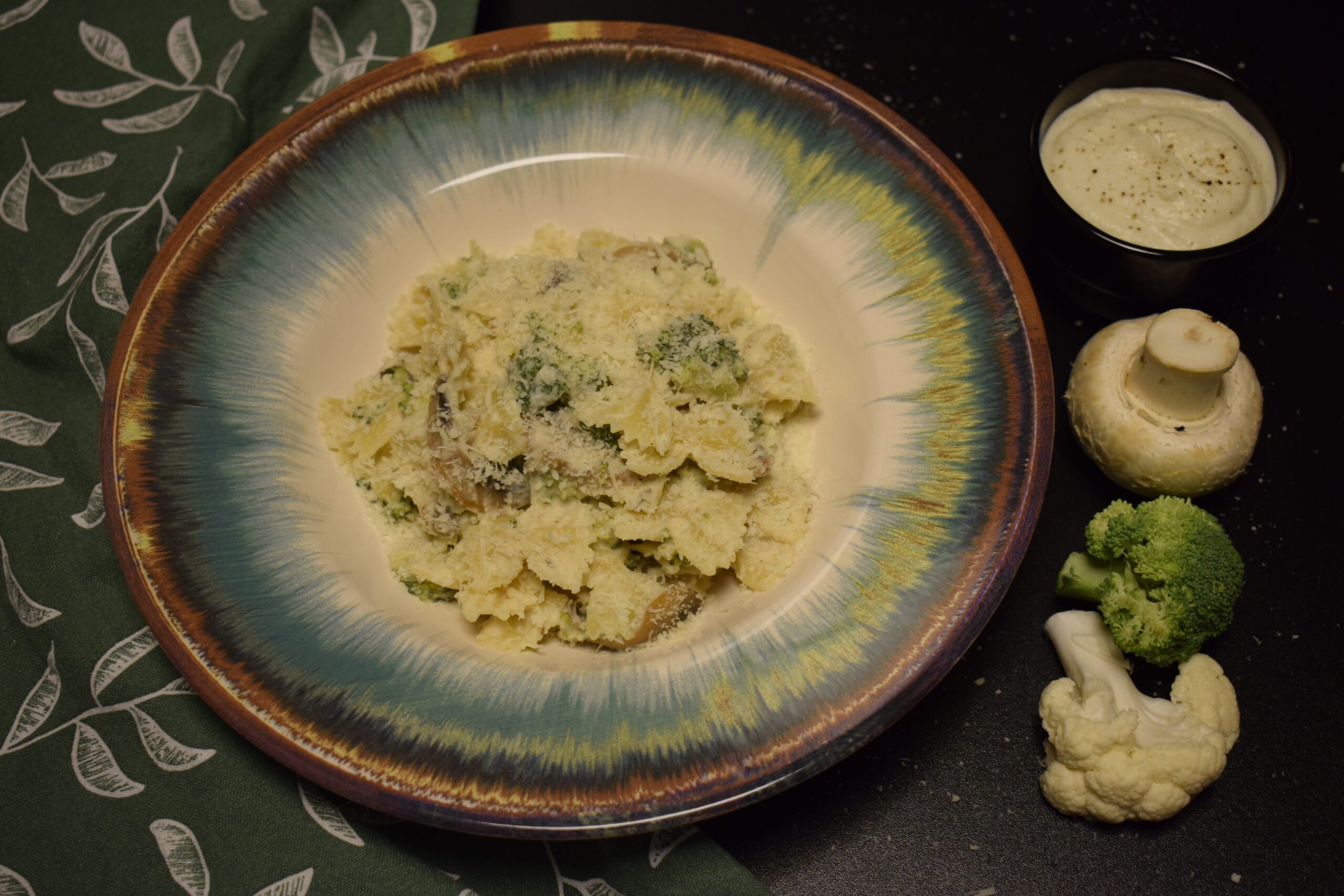 Farfalle cu broccoli, ciuperci și sos din conopidă