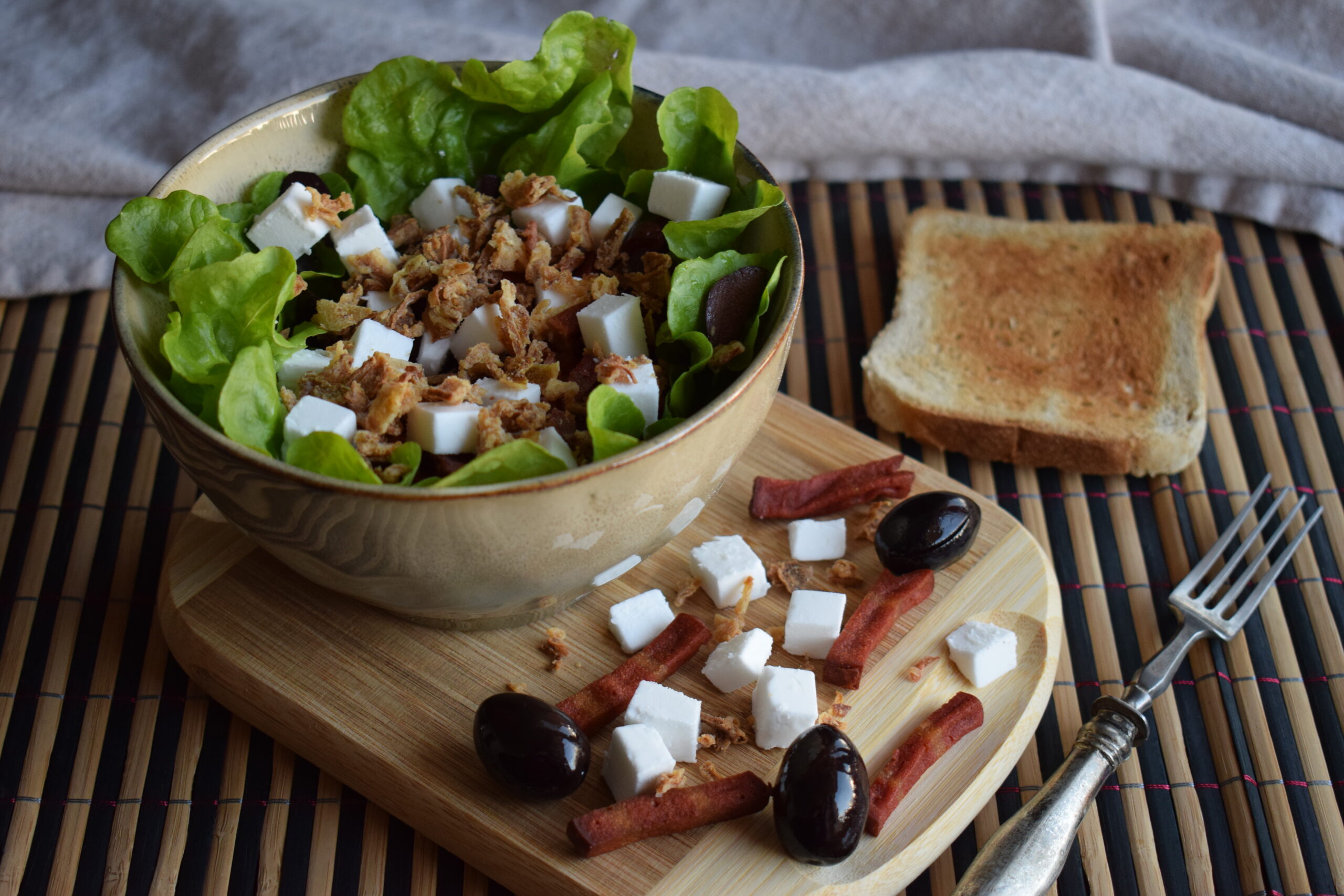 Salată cu bacon prăjit din mazăre