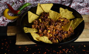 Chilli con carne tocată din mazăre și chipsuri tortilla
