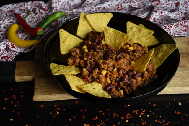 Chilli con carne tocată din mazăre și chipsuri tortilla