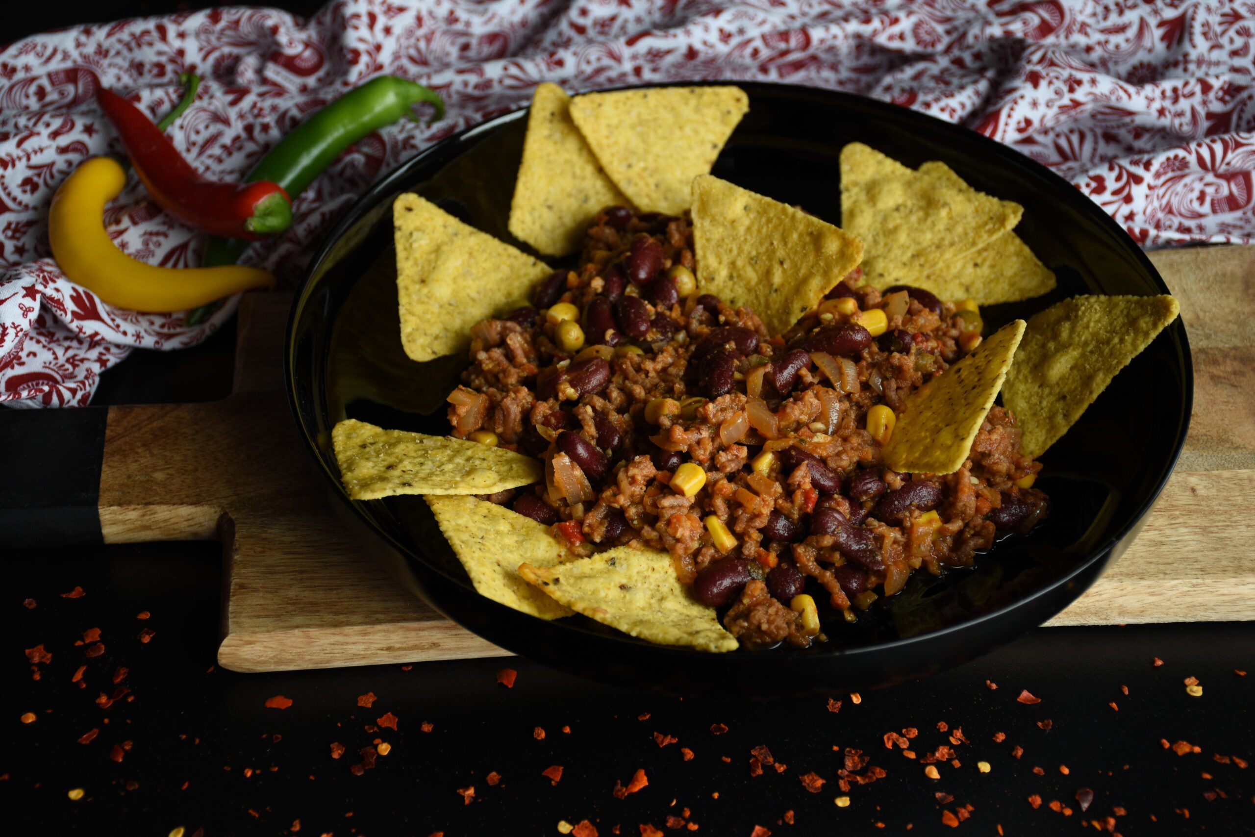 Chilli con carne tocată din mazăre și chipsuri tortilla