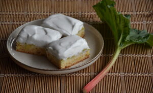 Prăjitură cu rabarbăr și spumă din aquafaba