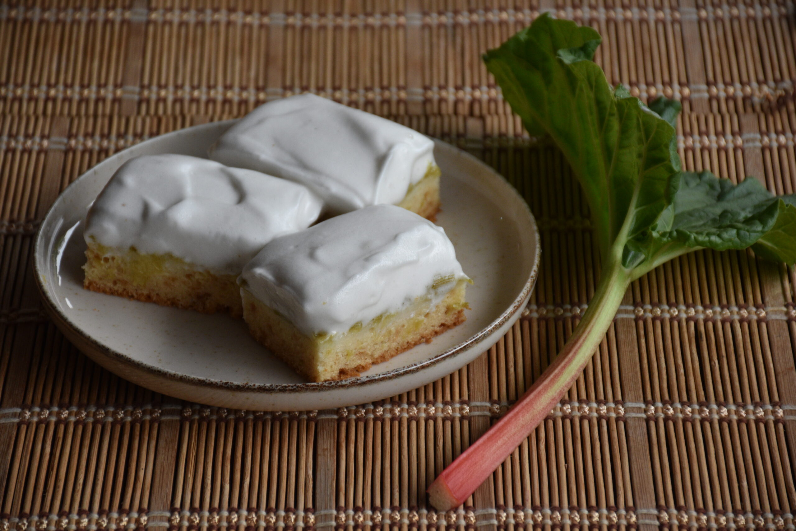 Prăjitură cu rabarbăr și spumă din aquafaba
