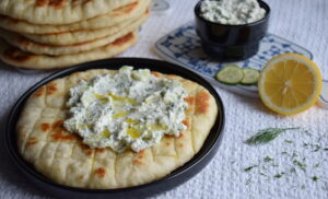 Pita cu sos tip tzatziki
