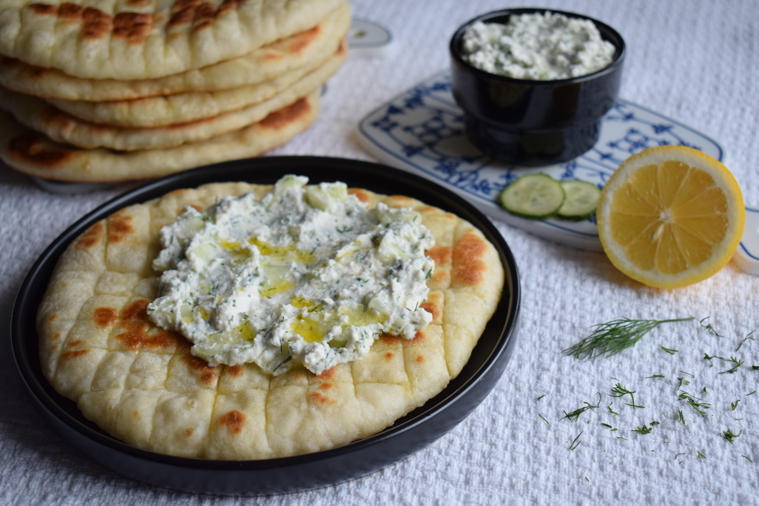 Pita cu sos tip tzatziki