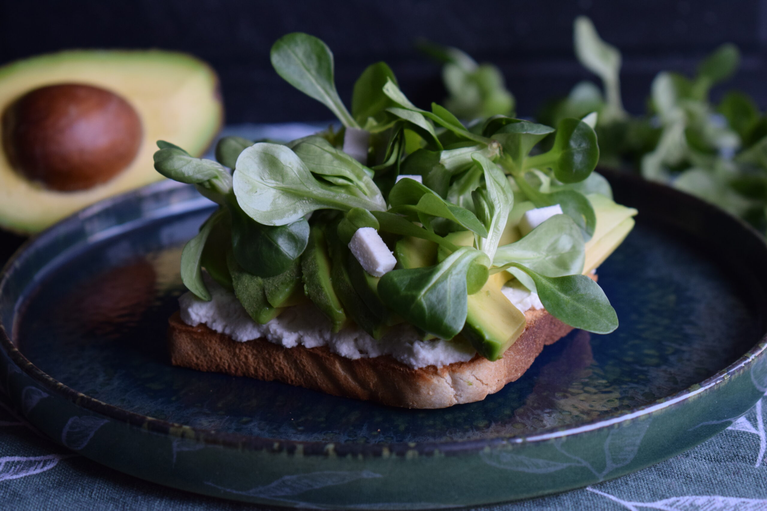 Toast cu avocado și valeriană