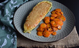 Zucchini umplut și rondele de morcovi