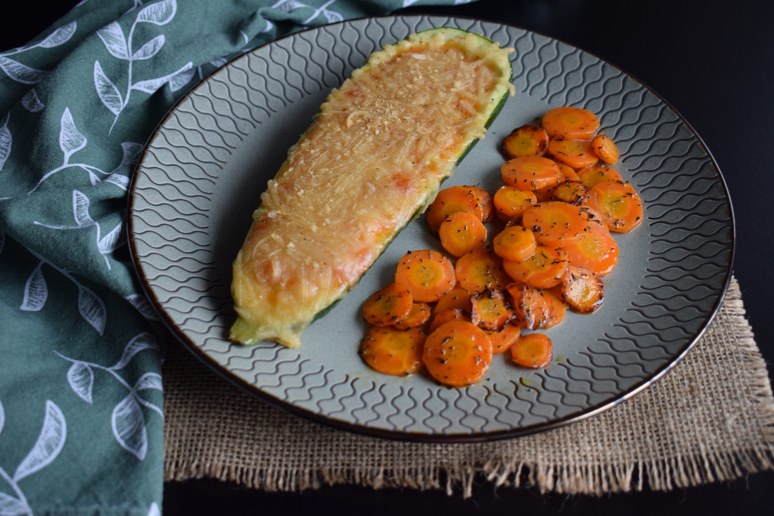 Zucchini umplut și rondele de morcovi