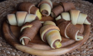 Cornulețe bicolore cu vanilie și cacao