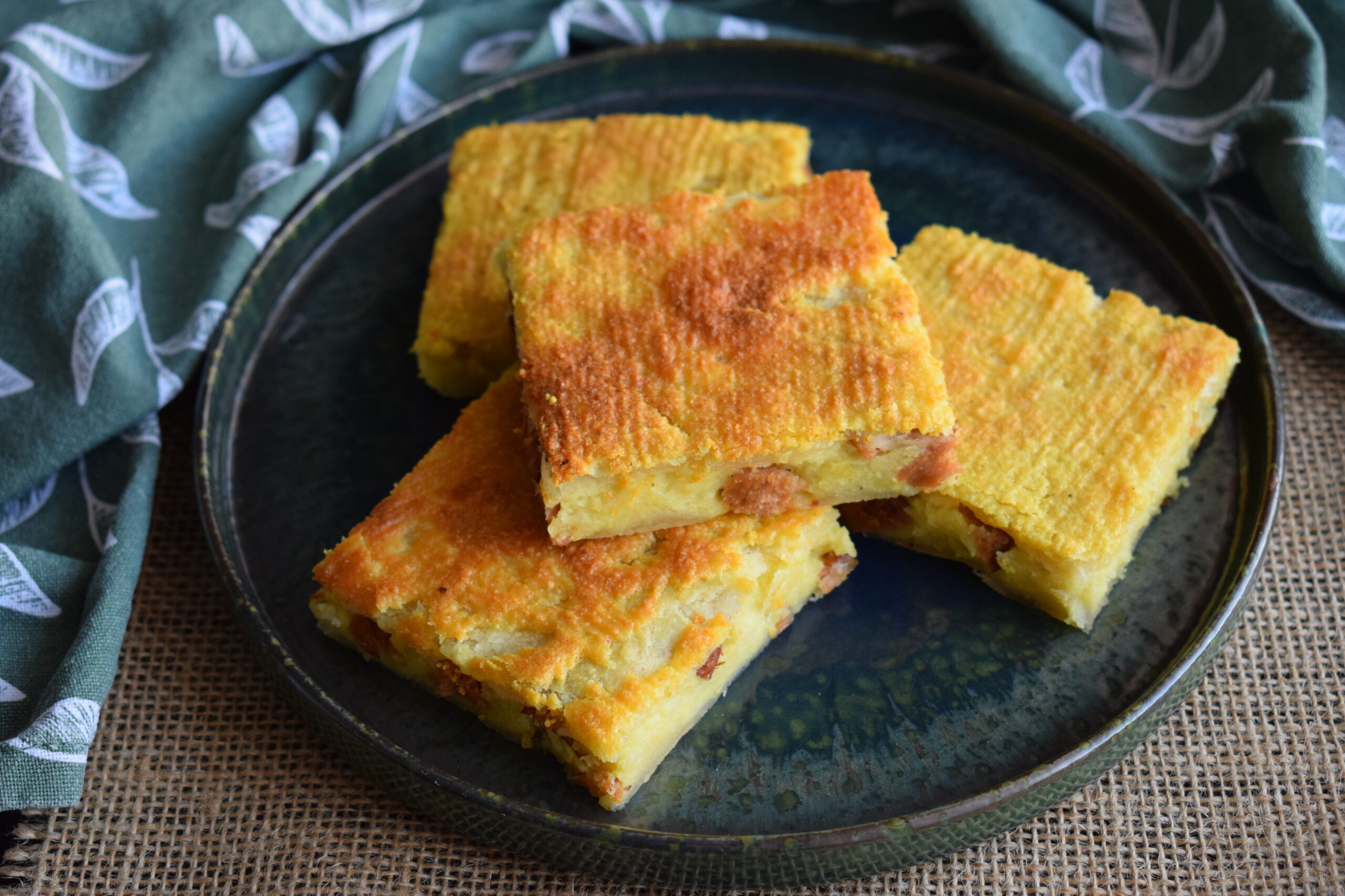 Plăcintă coaptă cu cartofi și chicharrones din soia
